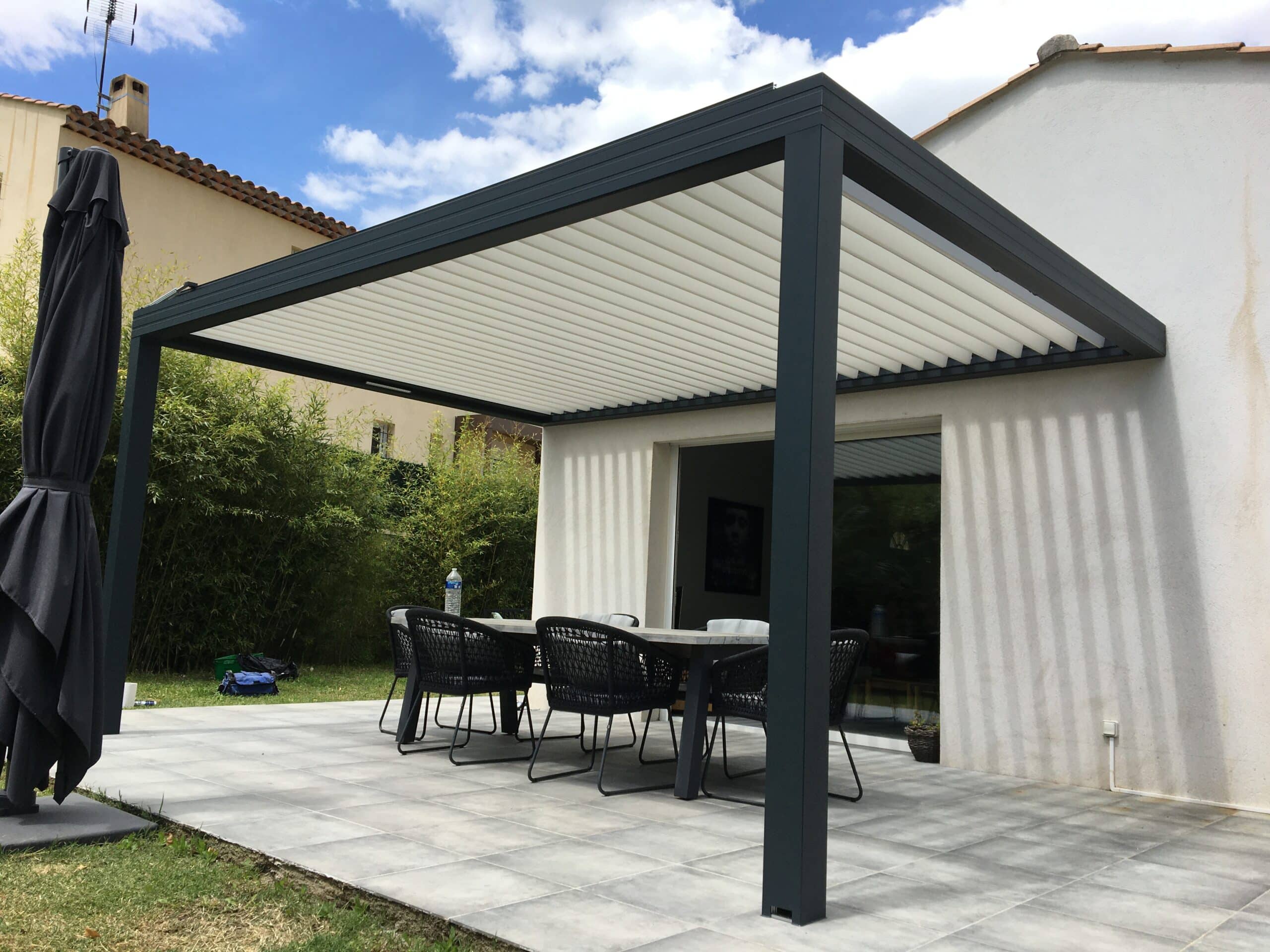 Vue d'une pergola bioclimatique avec lames orientables, installée sur une terrasse, offrant une protection contre le soleil et la pluie avec un design moderne en aluminium.