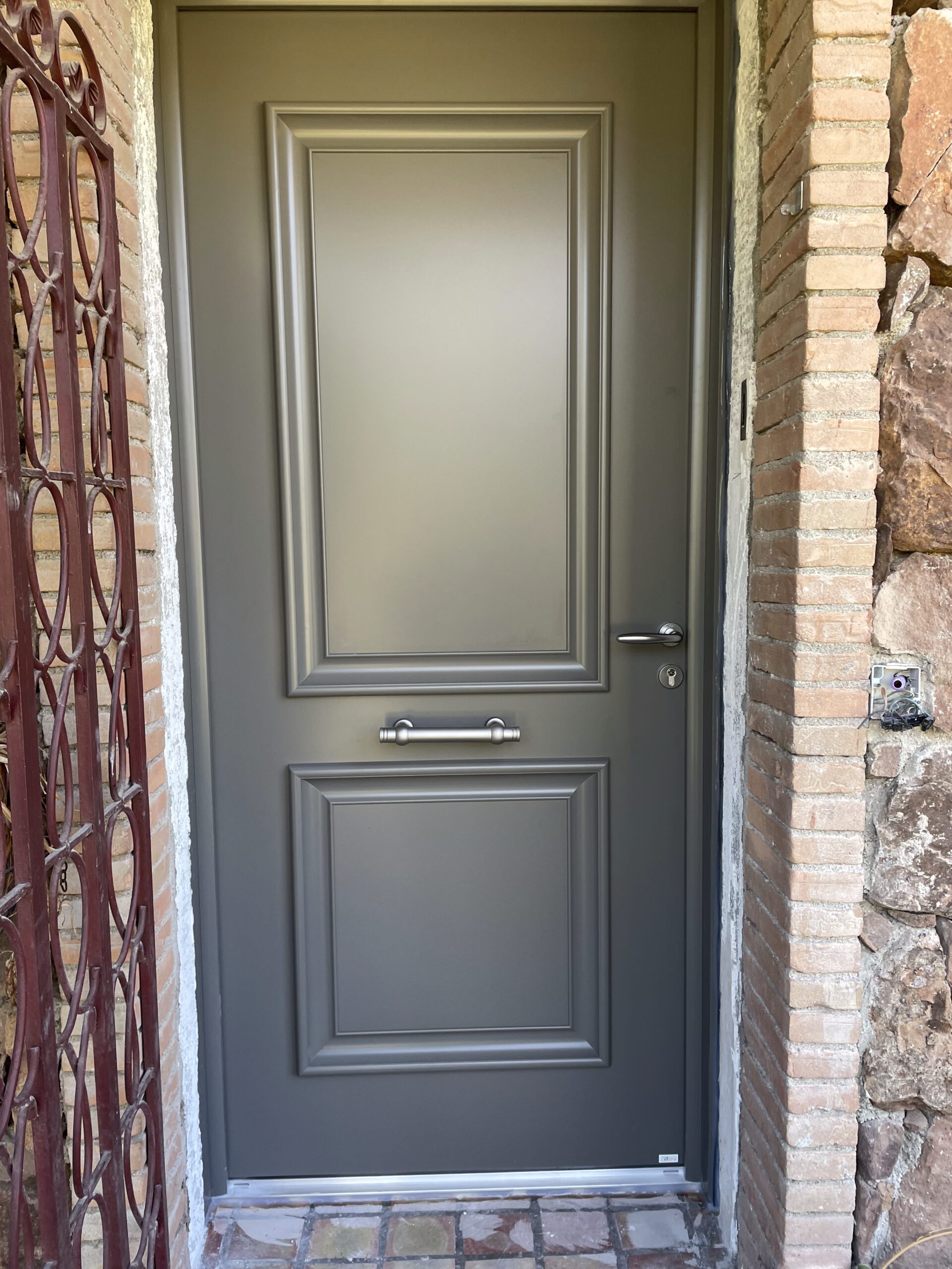 Portes d'entrée en aluminium avec serrure multipoints et vitrage sécurisé, installées à Taradeau. Design moderne et protection optimale pour votre maison.
