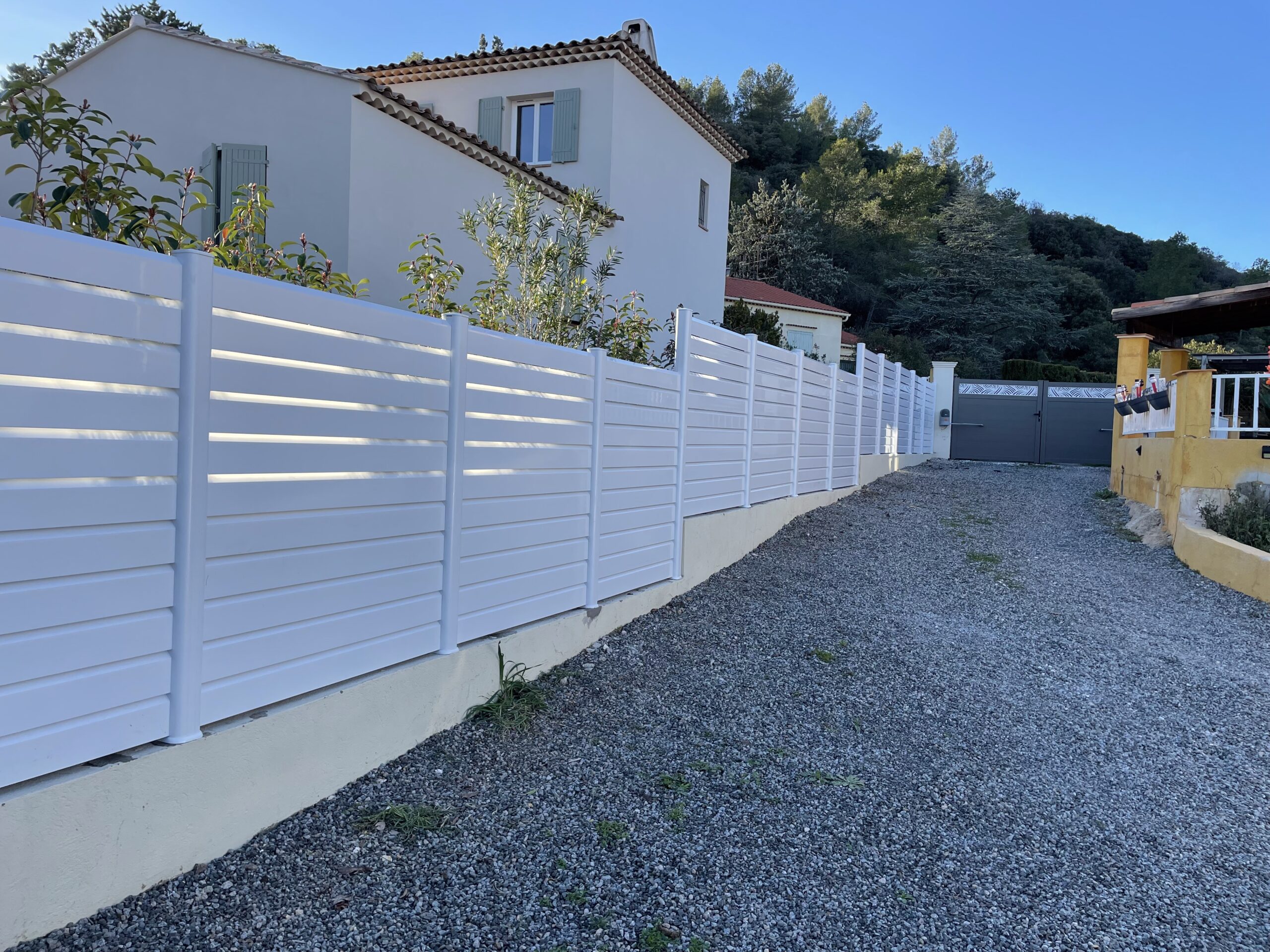 Portail battant en aluminium et clôture assortie installés à Taradeau, offrant sécurité et esthétique pour l'entrée d'une propriété. Système motorisé pour un confort optimal.