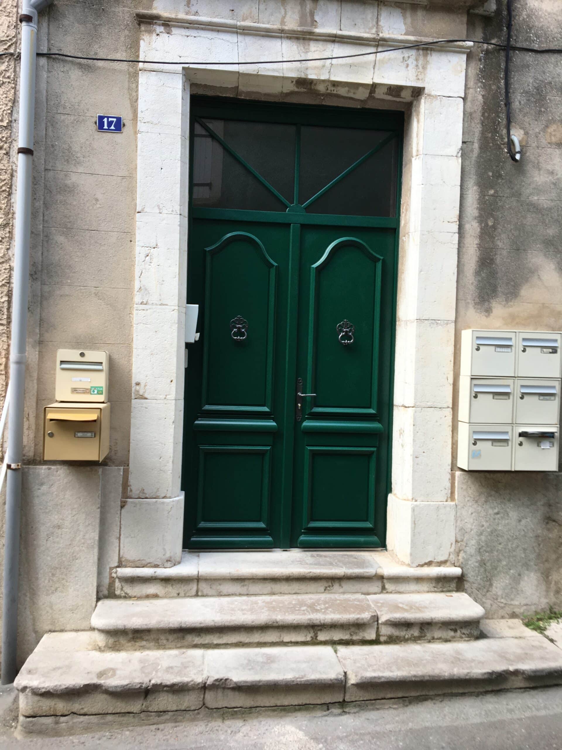 Installation de portes d'entrée en aluminium et PVC, avec serrure multipoints, offrant sécurité et esthétique pour une maison moderne dans le Var