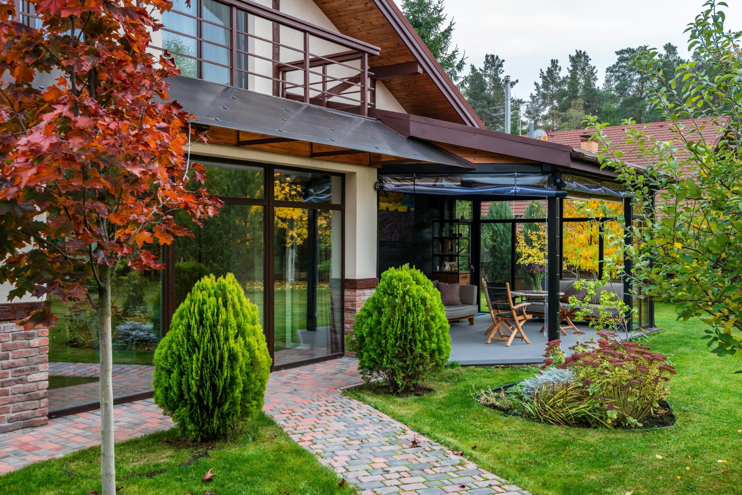 Vérandas en aluminium installée à Taradeau, avec parois vitrées et toiture isolante, offrant une pièce lumineuse et confortable ouverte sur le jardin.